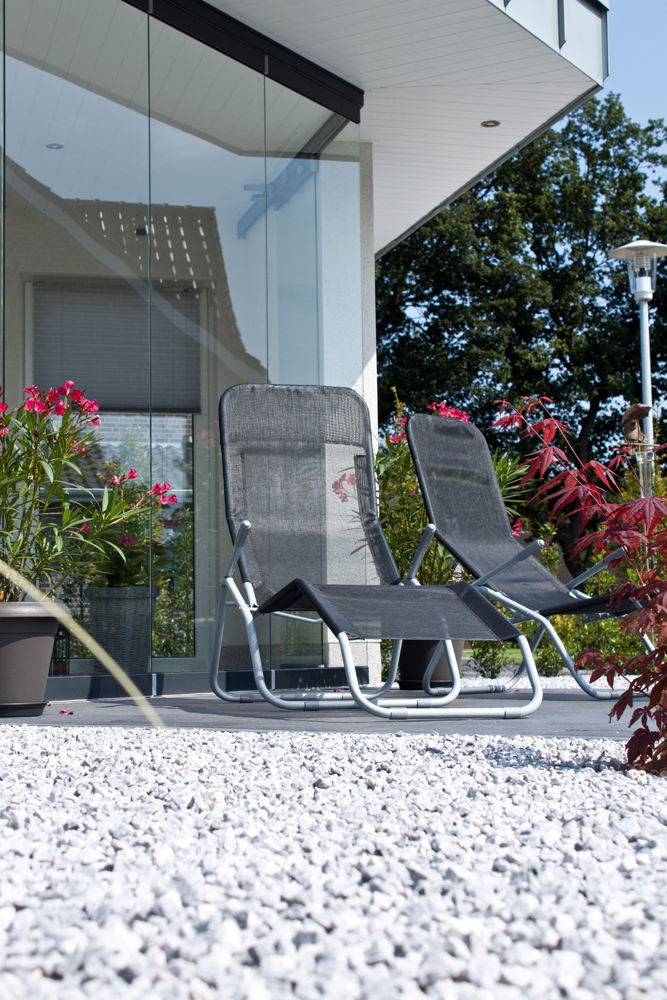 Splitt Kristall Blau mit Liegestühlen im Garten Splitt Kristall Blau mit Liegestühlen im Garten