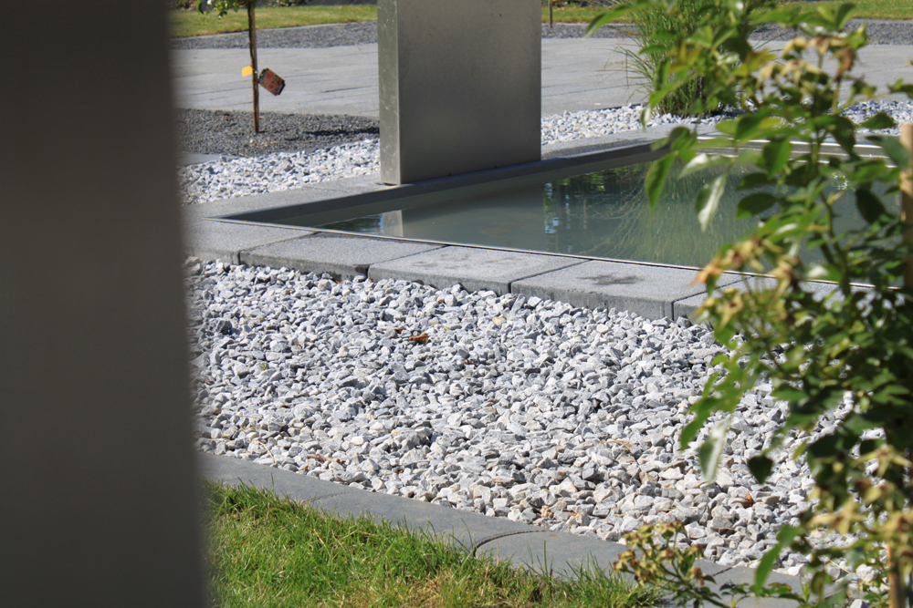 Splitt schenkt dir Zeit Splitt am Wasserbecken mit Pflanzen