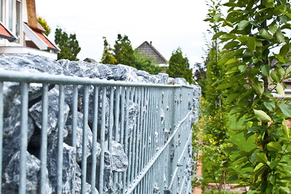 gabionensteine-preise-garten-zaun-mit-gabione-grau-befuellt-min gabionensteine-preise-garten-zaun-mit-gabione-grau-befuellt-min