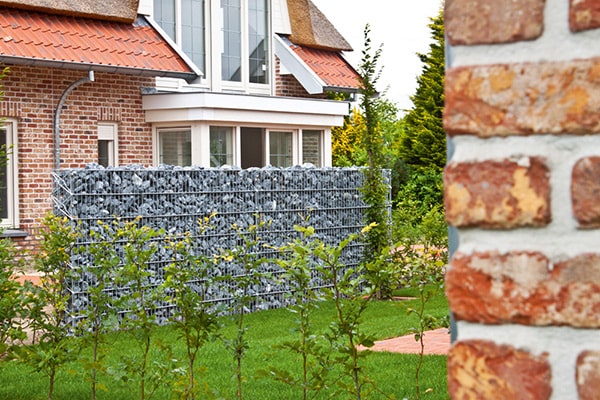 gabionensteine-preise-garten-zaun-mit-gabionen-hauswand-min gabionensteine-preise-garten-zaun-mit-gabionen-hauswand-min