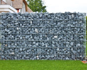 gabionstein-gabionenfuellung-blau-fron-rasen